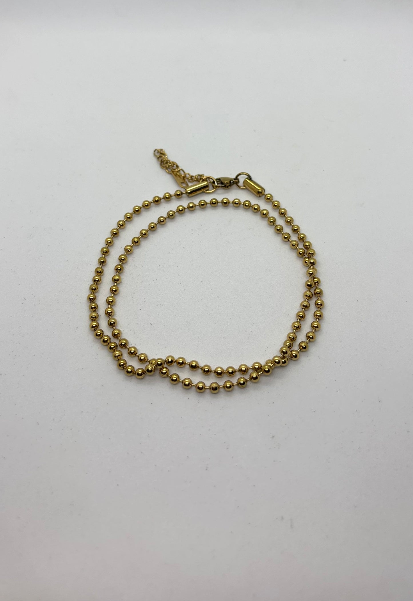 Collar bolitas dorado