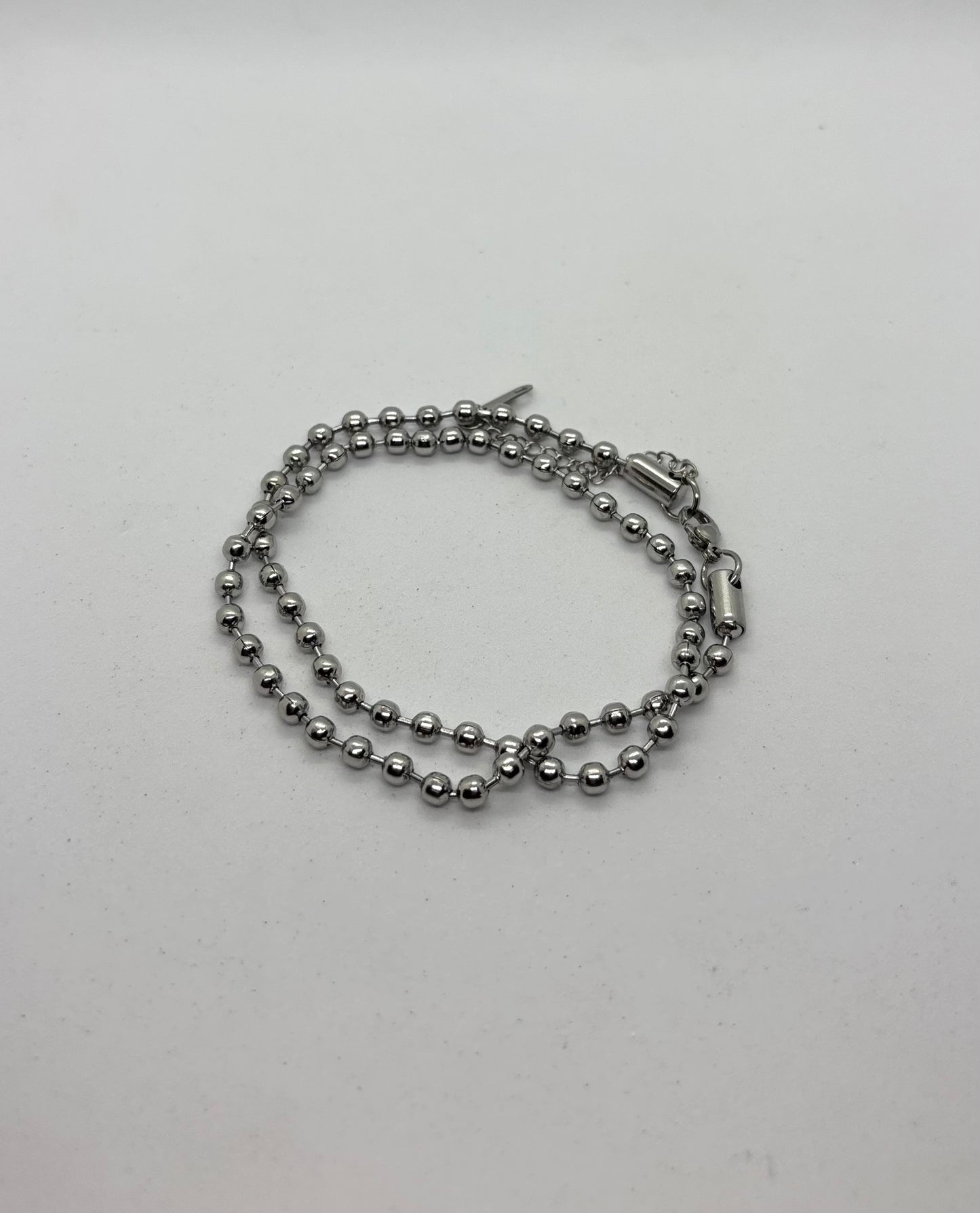 Collar bolitas plateado