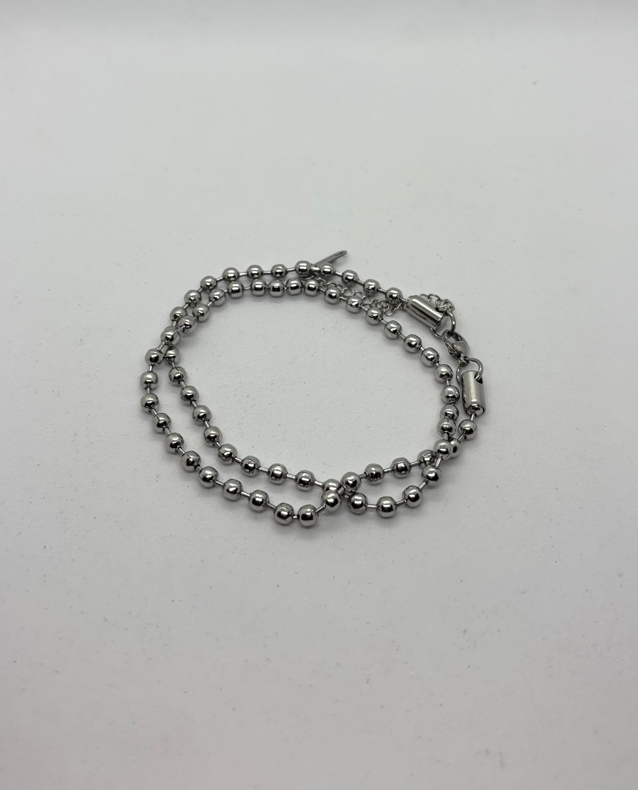 Collar bolitas plateado