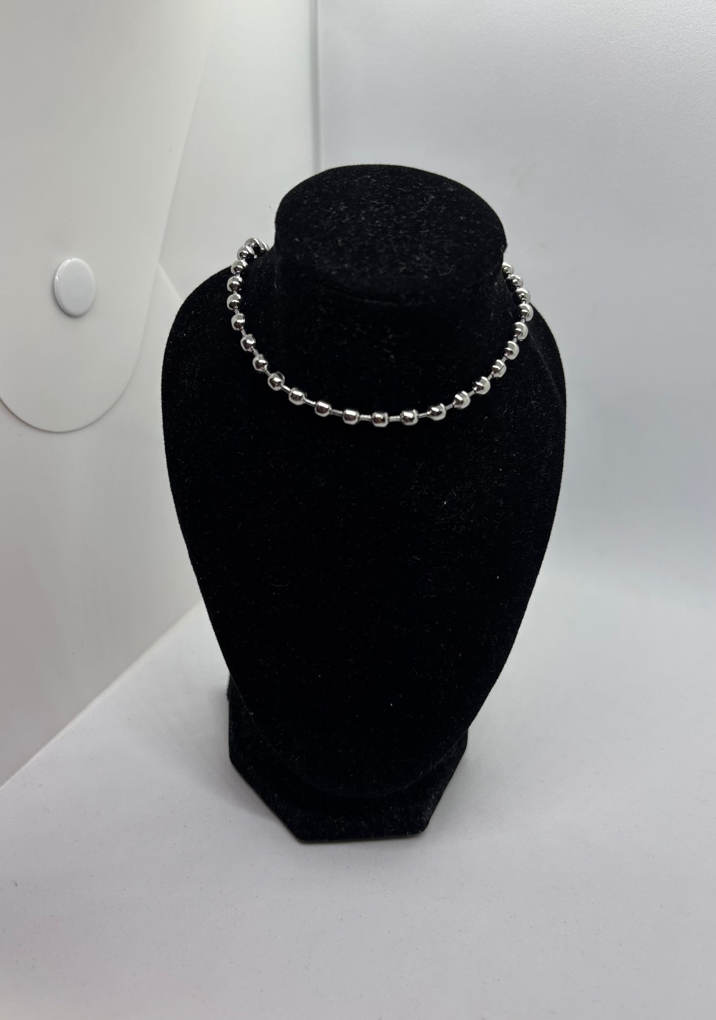 Collar bolitas plateado