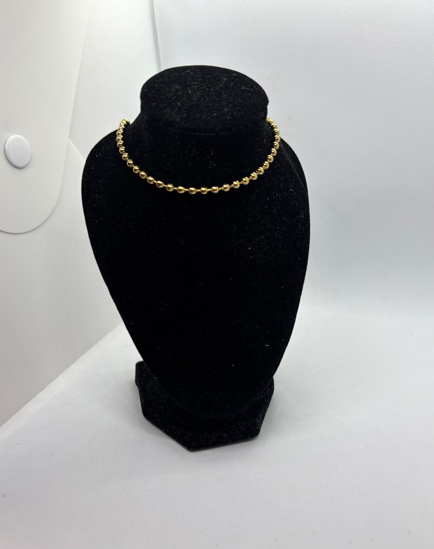 Collar bolitas dorado